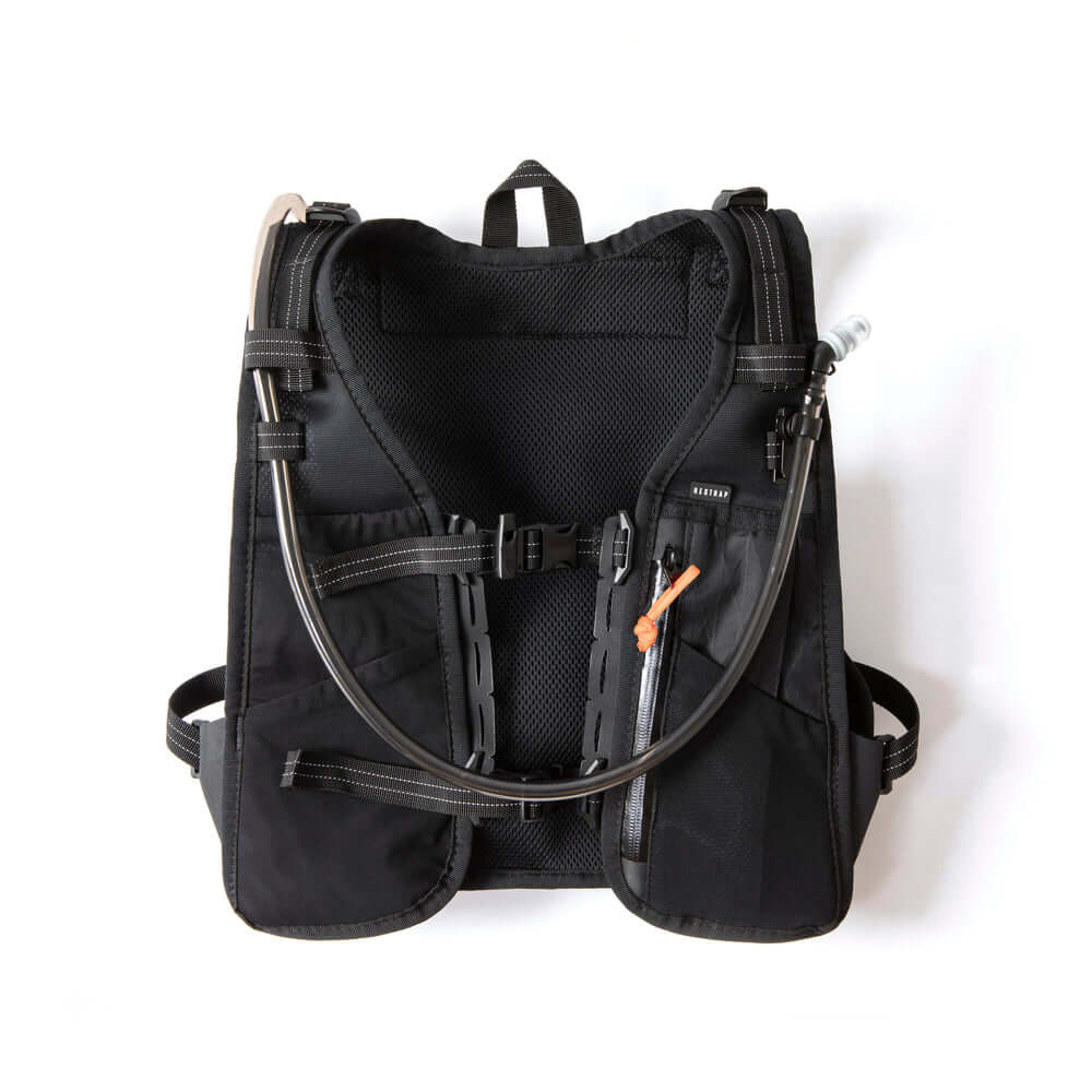Restrap Rolltop Hydration Vest - juomareppu 2 L rakolla ja 14 L kuormatilalla